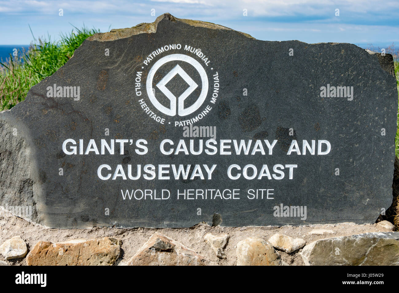 Chaussée des Géants et sa côte signe sur la côte de Causeway, sentier, comté d'Antrim, en Irlande du Nord, Royaume-Uni Banque D'Images