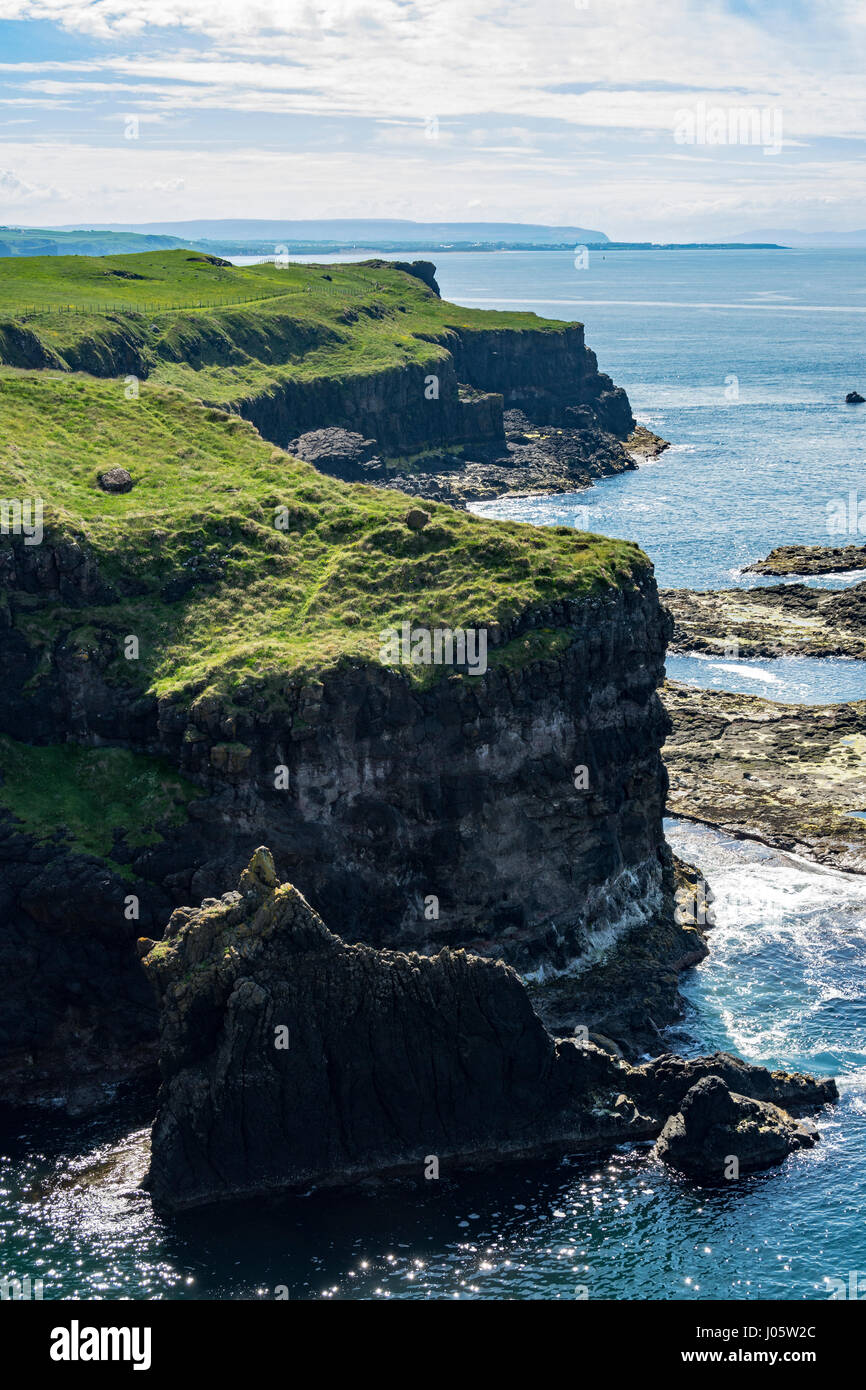 Paysage près de Portnaboe falaise (baie de la vache), à partir de la côte de Causeway, sentier, comté d'Antrim, en Irlande du Nord, Royaume-Uni Banque D'Images