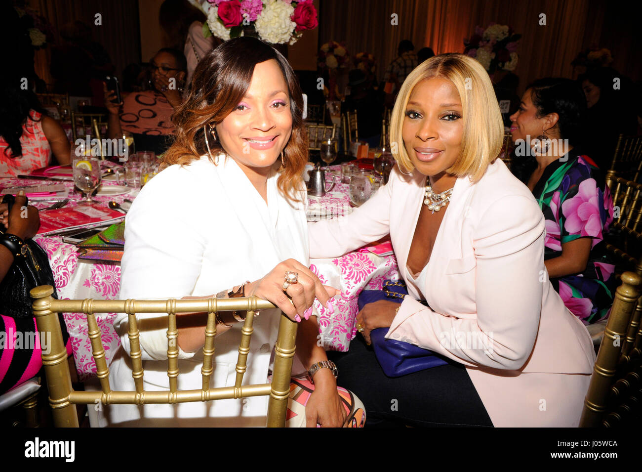 (L-R) Simone Smith et Mary J. Blige à l'intérieur de la 7e édition annuelle du Prix d'excellence de la femme le 13 juin 2015 à l'hôtel de luxe à Los Angeles, CA. Banque D'Images