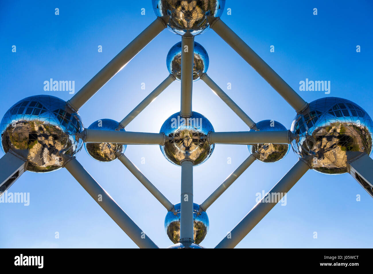 Extérieur de l'Atomium construit pour l'exposition universelle de Bruxelles de 1958 par André Waterkeyn et architectes André et Jean Polak, plateau de Heysel, Bruxelles, Belgique Banque D'Images