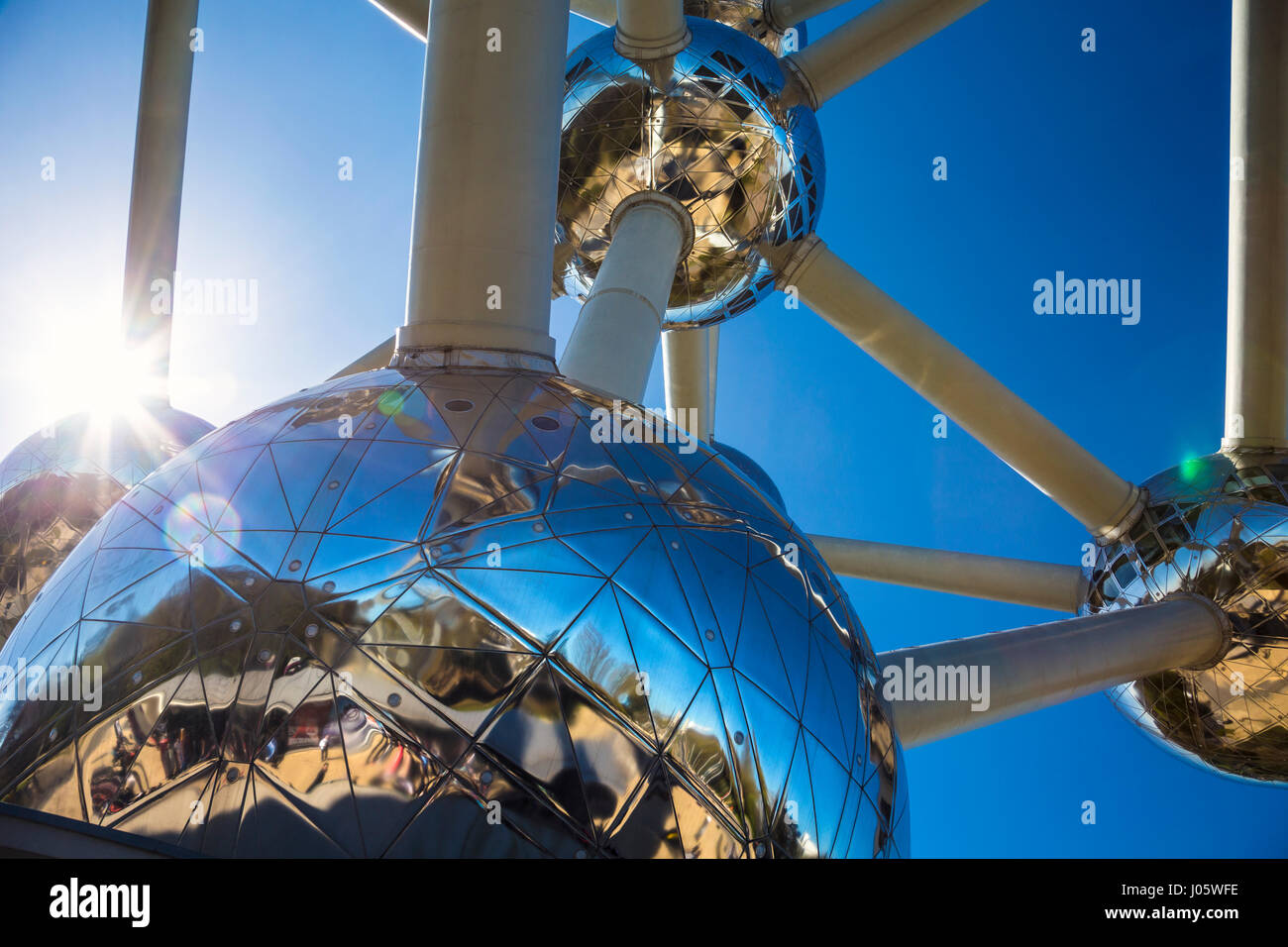 Extérieur de l'Atomium construit pour l'exposition universelle de Bruxelles de 1958 par André Waterkeyn et architectes André et Jean Polak, plateau de Heysel, Bruxelles, Belgique Banque D'Images