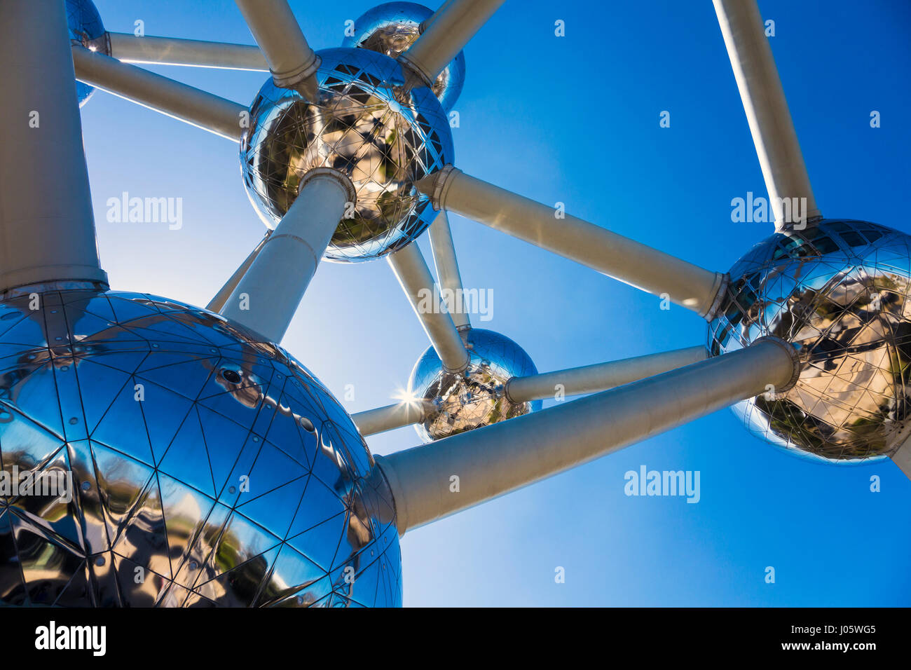 Extérieur de l'Atomium construit pour l'exposition universelle de Bruxelles de 1958 par André Waterkeyn et architectes André et Jean Polak, plateau de Heysel, Bruxelles, Belgique Banque D'Images
