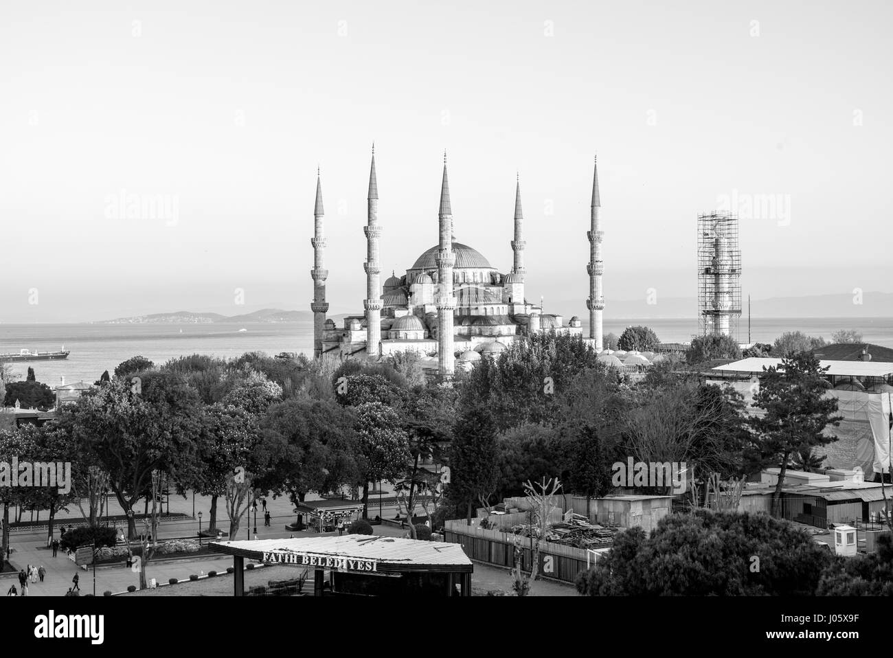 La Mosquée Sultan Ahmed ou Mosquée Sultan Ahmet est une mosquée historique situé à Istanbul, Turquie. Un site touristique populaire, la Mosquée Sultan Ahmed continue à fonctionner comme une mosquée aujourd'hui. La Mosquée Bleue, comme c'est généralement connu, a été construit entre 1609 et 1616 pendant le règne de Ahmed I. La nuit la mosquée est baigné de lumières bleu comme la mosquée du châssis principal de cinq dômes, six minarets et huit dômes secondaires. Banque D'Images