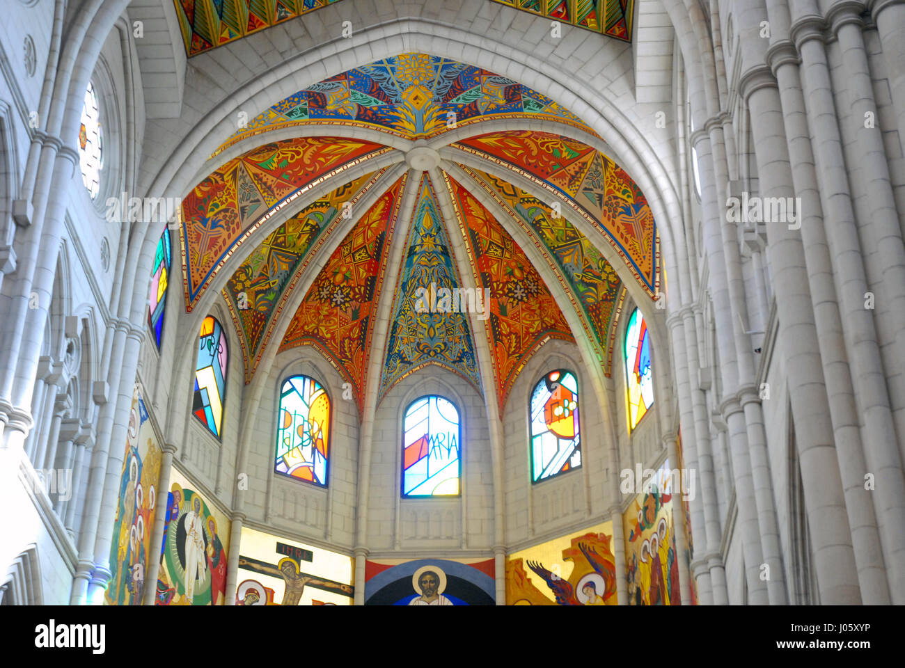 Détail du toit peint de la cathédrale d'Almundena, Madrid, Espagne. Banque D'Images