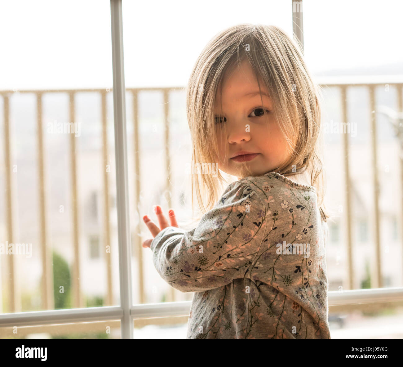 Young caucasian baby girl avec adorer regarder Banque D'Images