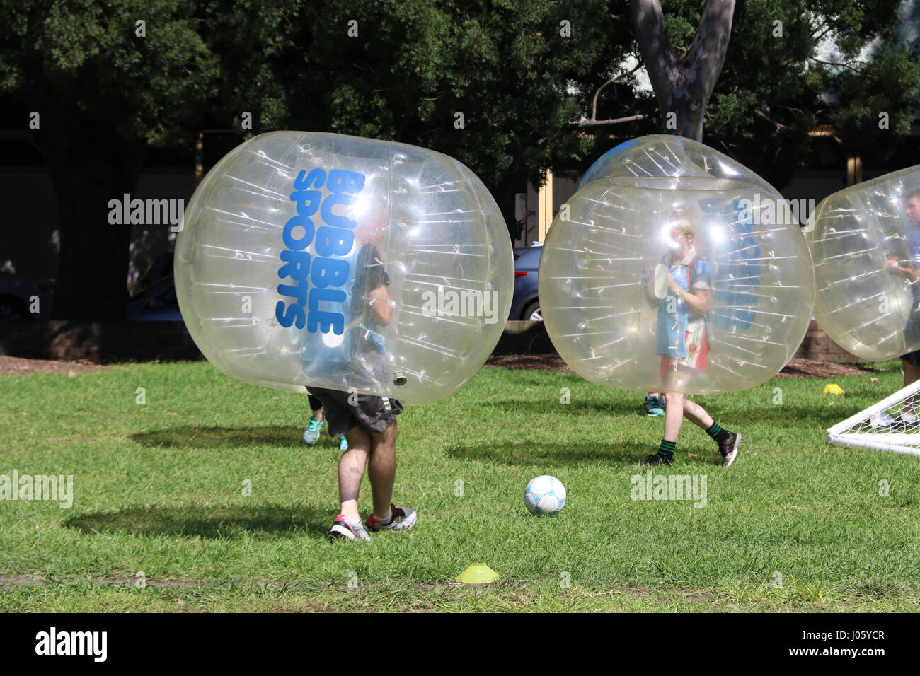 Les gens jouer 'bubble soccer' ou 'football' bulle à Wentworth Park, Glebe,  Sydney, Australie Photo Stock - Alamy