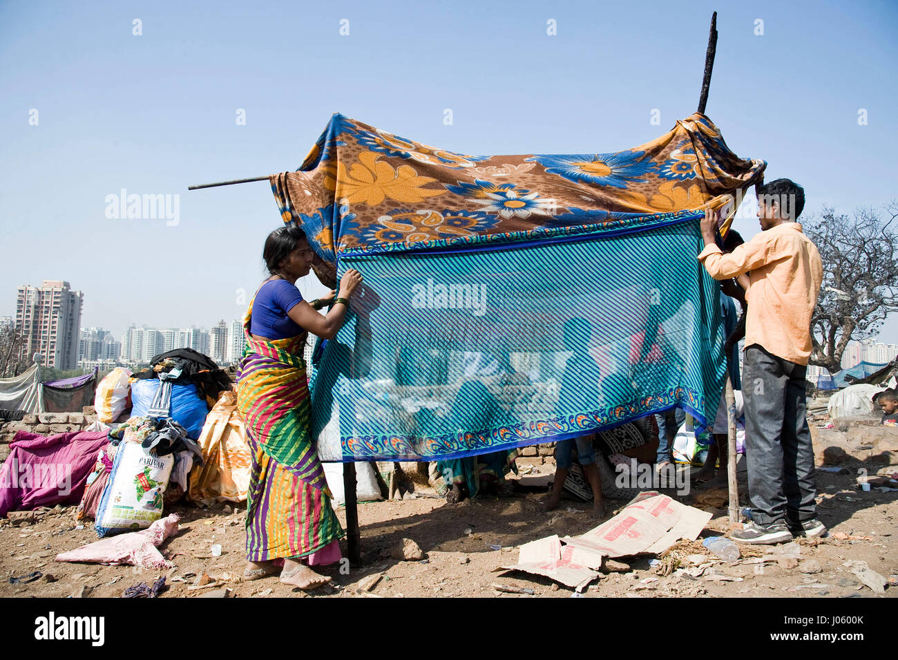 Couple abri temporaire après l'incendie de taudis, damu nagar, kandivali, Mumbai, Maharashtra, Inde, Asie Banque D'Images