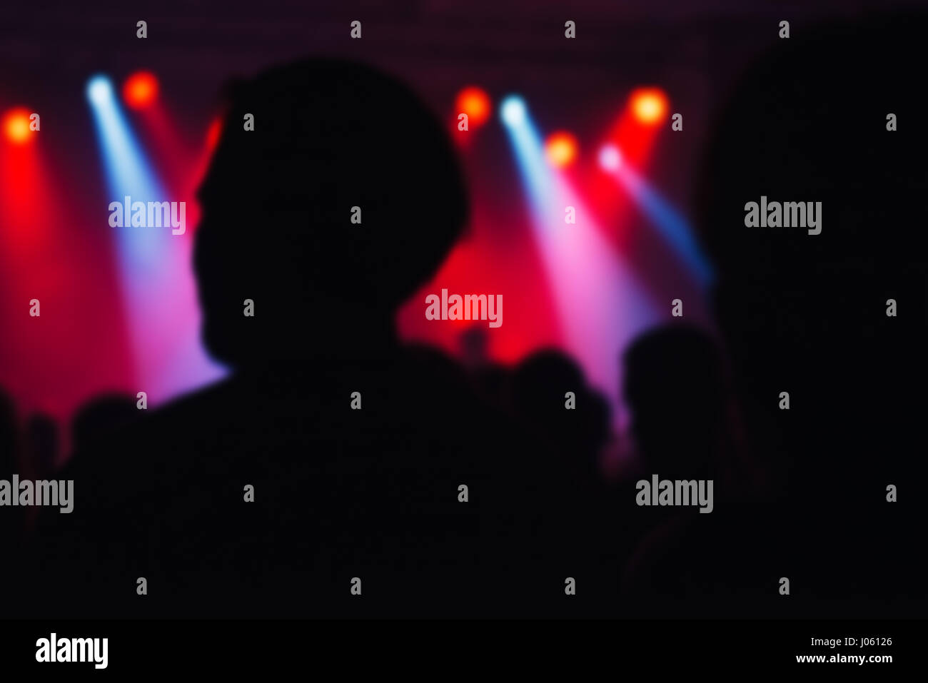 Les concerts de flou artistique flou foule comme motif de fond, les gens à la musique rock populaire performance live Banque D'Images