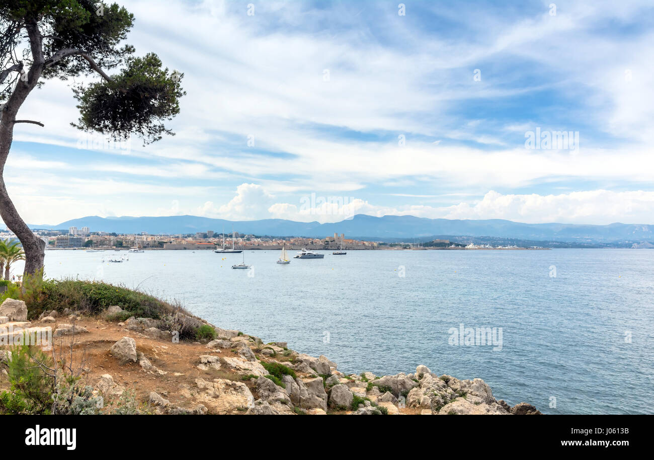 Vue sur la baie avec des toits de la vieille ville et les alpes maritimes du Cap d'Antibes, Antibes. Banque D'Images