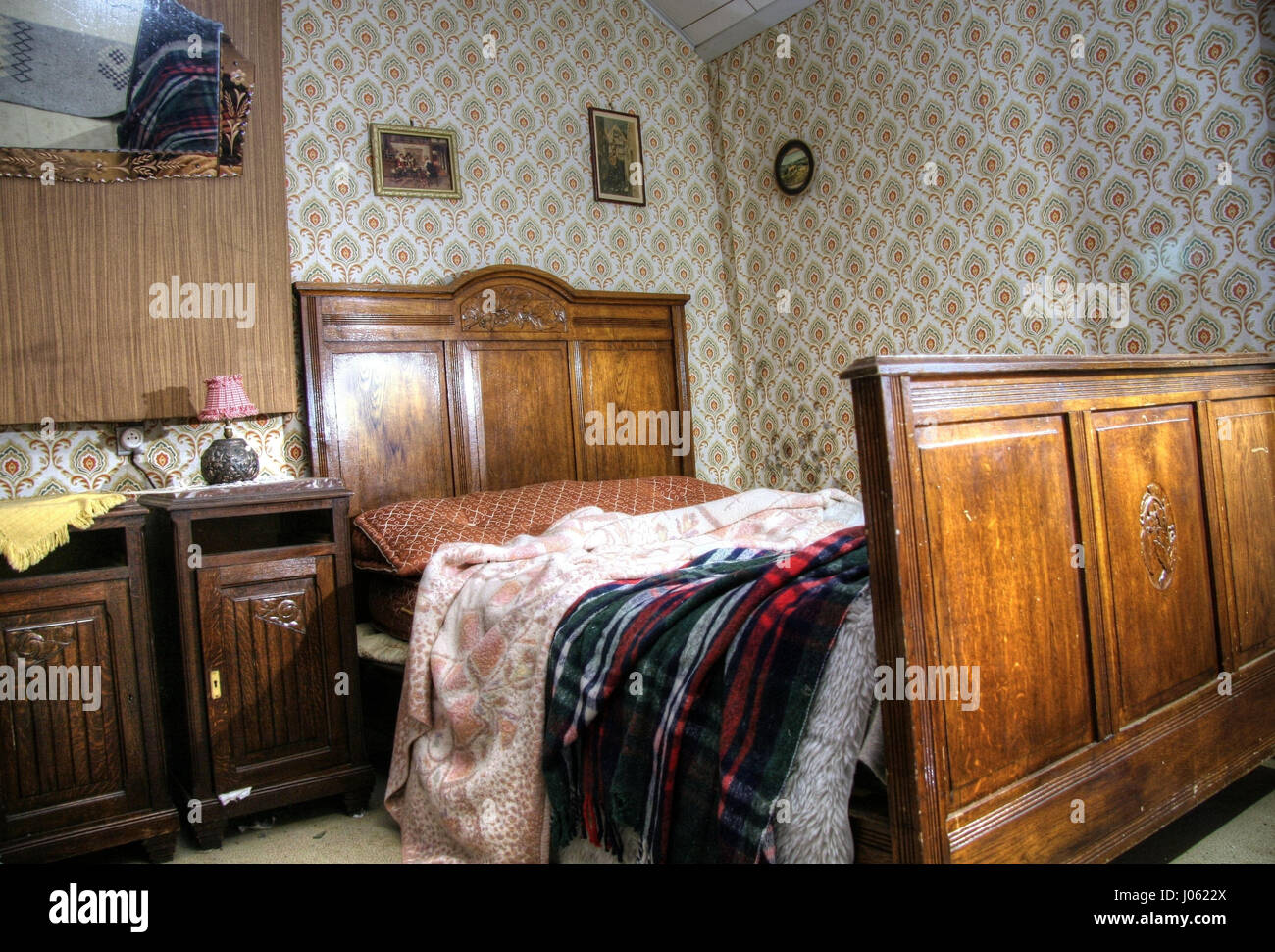 Belgique : FLASHBACK photos montrent cette maison où le temps s'est arrêté depuis les années 1960 lorsqu'il a été mystérieusement abandonnée par la famille qui en était propriétaire. Les images montrent un décadent maison en décomposition avec retro-fond d'un décor et d'autres, rempli d'objets de famille, y compris des portraits de famille et d'un jaune de l'enfant. boot Wellington L'accueil semble avoir été abandonnée à la hâte comme une casserole et ballon ont été laissés sur la table à manger. L'Explorateur urbain Jane Veltmann (31) de l'Allemagne a perdu l'accueil en Belgique à l'aide d'un Canon EOS 20D. Jane Veltmann / mediadrumworld.com Banque D'Images