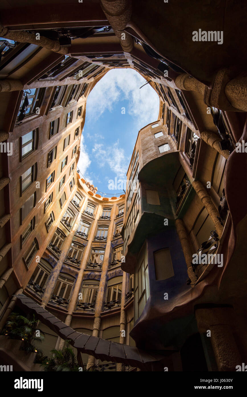 À la recherche d'une cour intérieure à l'intérieur de la Casa Mila (La Pedrera) de Barcelone, Espagne Europe EU Banque D'Images