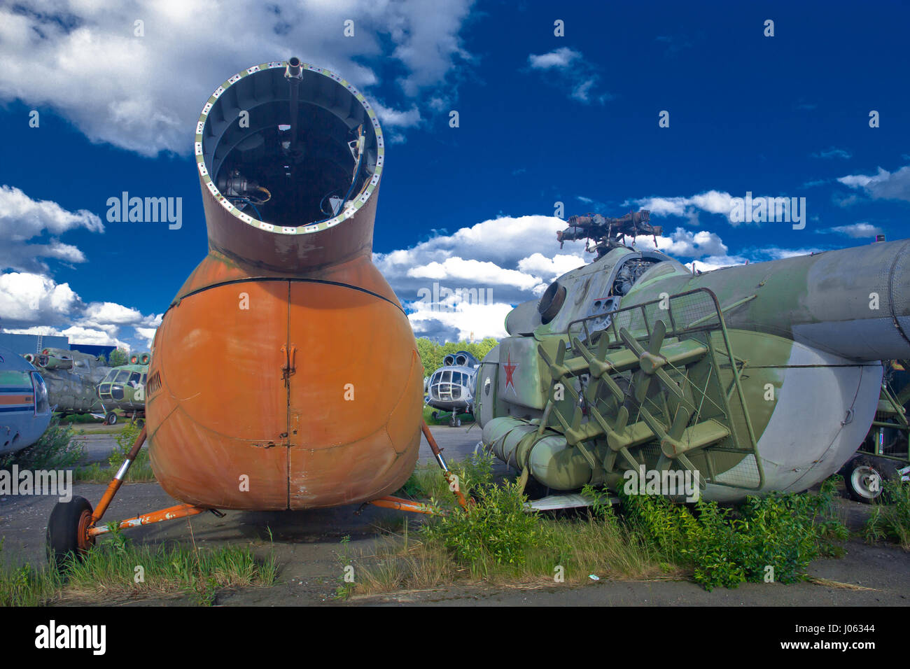 Moscou, Russie : images obsédantes d'une base aérienne abandonnée en Russie montre la puissance de l'Union soviétique en sa possession pendant la guerre froide. Les magnifiques photos montrent un hélicoptère cimetière avec des centaines d'avions de chasse de la couché dans la rouille et la ruine. D'autres images montrent l'intérieur de l'Académie de l'Armée de l'air russe oublié avec des uniformes, du matériel et même les restes d'un avion de chasse à la traîne. Les images ont été prises par le photographe amateur russe et l'Explorateur urbain racine Sergey qui cherche des lieux déserts pour s'échapper de l'agitation de la ville de Moscou. Banque D'Images