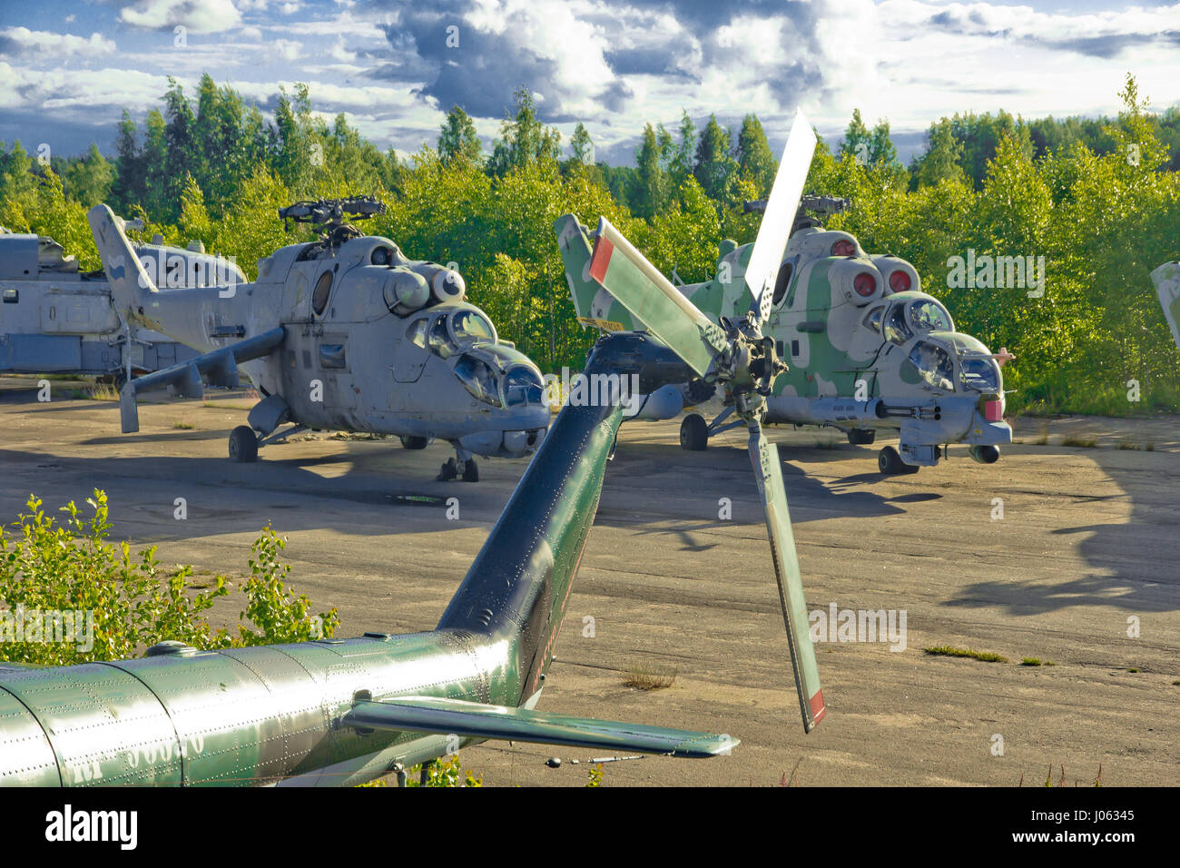 Moscou, Russie : images obsédantes d'une base aérienne abandonnée en Russie montre la puissance de l'Union soviétique en sa possession pendant la guerre froide. Les magnifiques photos montrent un hélicoptère cimetière avec des centaines d'avions de chasse de la couché dans la rouille et la ruine. D'autres images montrent l'intérieur de l'Académie de l'Armée de l'air russe oublié avec des uniformes, du matériel et même les restes d'un avion de chasse à la traîne. Les images ont été prises par le photographe amateur russe et l'Explorateur urbain racine Sergey qui cherche des lieux déserts pour s'échapper de l'agitation de la ville de Moscou. Banque D'Images