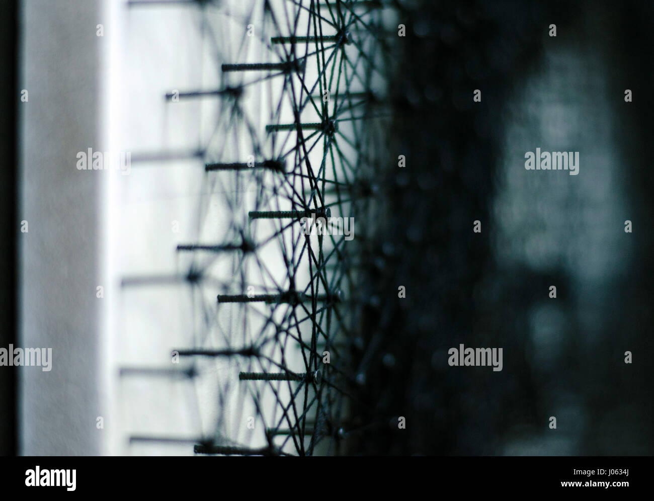 Un incroyable portrait de Michael Jackson réalisé à partir de la chaîne et des ongles a été dévoilé qui porte plus d'une ressemblance avec le King of Pop que Joseph Fiennes' controverse dans la légende urbaine épisode. De superbes photos et des séquences vidéo montrent le portrait d'un artiste de talent comme elle commence comme une formation d'ongles avant qu'il finit par tout sauf "mauvaise" que la chaîne est manipulé en place. Le produit final a une ressemblance frappante à la fin de pop superstar et utilise jusqu'à 15 000 clous pour créer le look. L'anticonformisme portrait est l'œuvre de l'artiste Zenov Banque D'Images