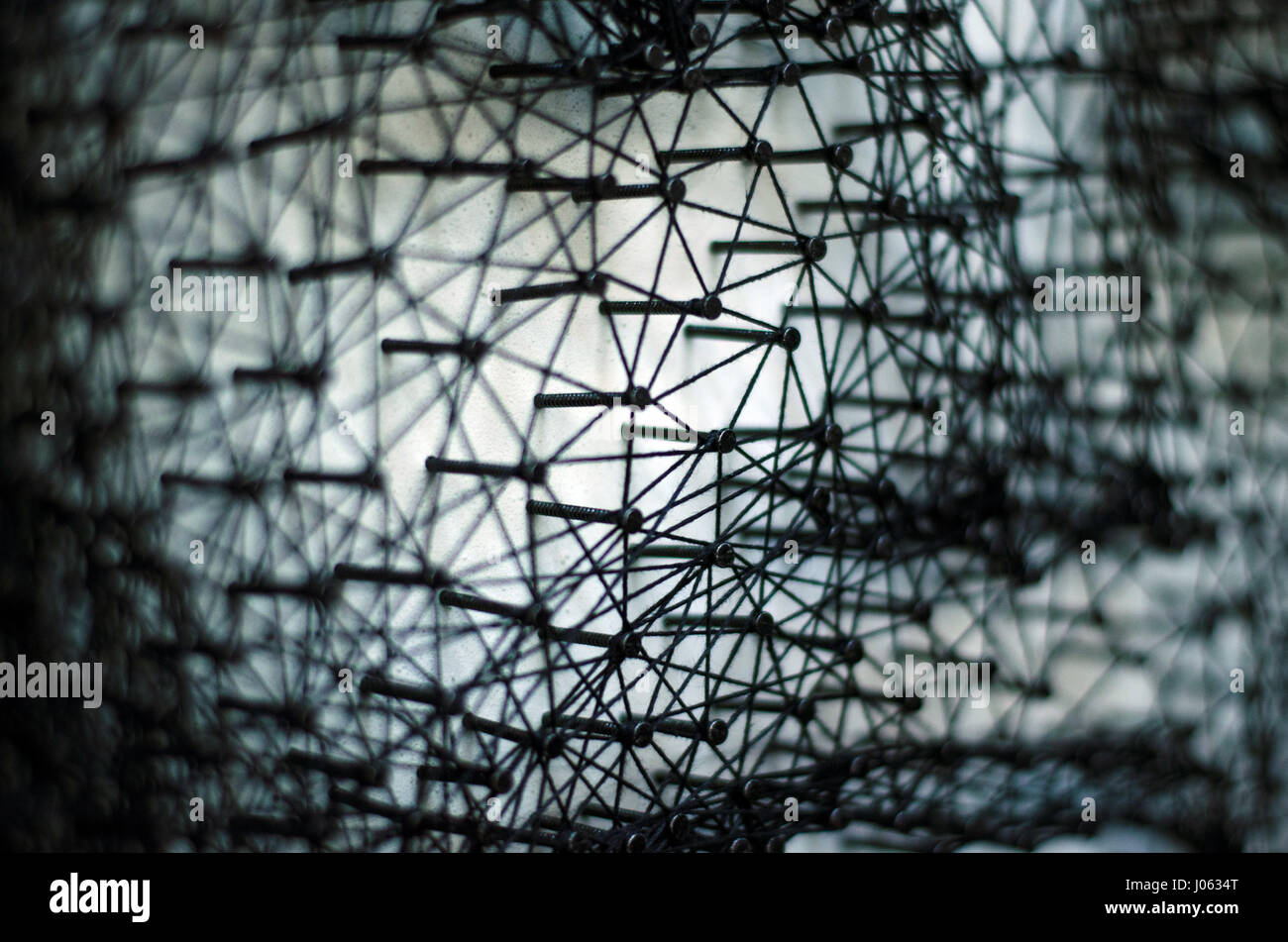 Un incroyable portrait de Michael Jackson réalisé à partir de la chaîne et des ongles a été dévoilé qui porte plus d'une ressemblance avec le King of Pop que Joseph Fiennes' controverse dans la légende urbaine épisode. De superbes photos et des séquences vidéo montrent le portrait d'un artiste de talent comme elle commence comme une formation d'ongles avant qu'il finit par tout sauf "mauvaise" que la chaîne est manipulé en place. Le produit final a une ressemblance frappante à la fin de pop superstar et utilise jusqu'à 15 000 clous pour créer le look. L'anticonformisme portrait est l'œuvre de l'artiste Zenov Banque D'Images