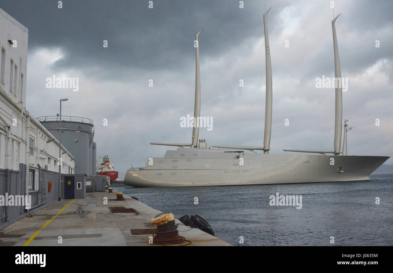 GIBRALTAR : plus grand yacht avec mâts qui sont plus hautes que l'icône de Londres, Big Ben est arrivé à Gibraltar, ce matin. Le Mammoth 468 mètres de long superyacht coûte £360 millions et appartient au milliardaire russe Andrey Melnichenko Igorevich. Le navire, qui a été affectueusement nommée 'Super Yacht de A' par son propriétaire, est l'objet d'un test complet sur l'île avant qu'elle ne soit remise à M. Melnichenko au printemps à temps partiel. Un Super Yacht aura besoin d'un équipage de cinquante-quatre pour l'exploitation et peut accueillir environ 20 personnes. Nathalie Shannon / mediadrumworld.com Banque D'Images