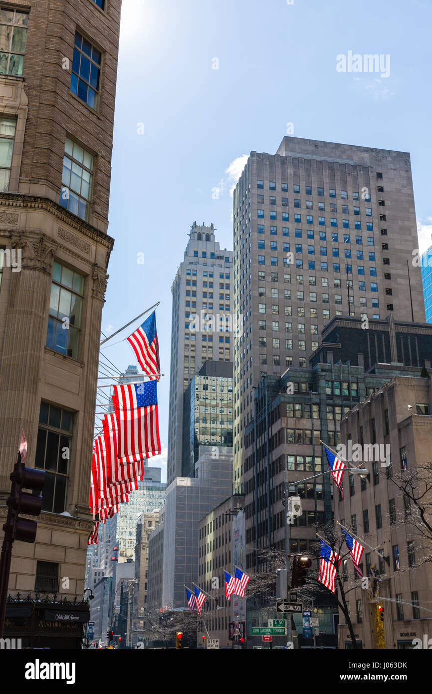 Drapeaux suspendus bâtiments le long de la Cinquième Avenue de New York. Banque D'Images