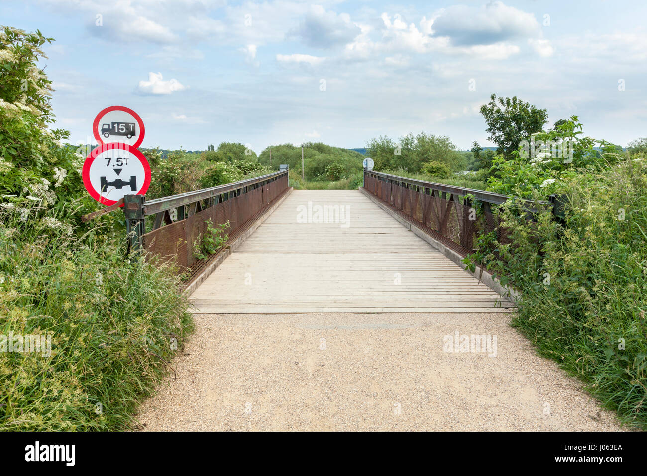 Pont du chemin d'acier avec surface en bois et panneau routier montrant véhicule limite de poids et de restriction de poids essieu, Nottinghamshire, Angleterre, Royaume-Uni. Banque D'Images