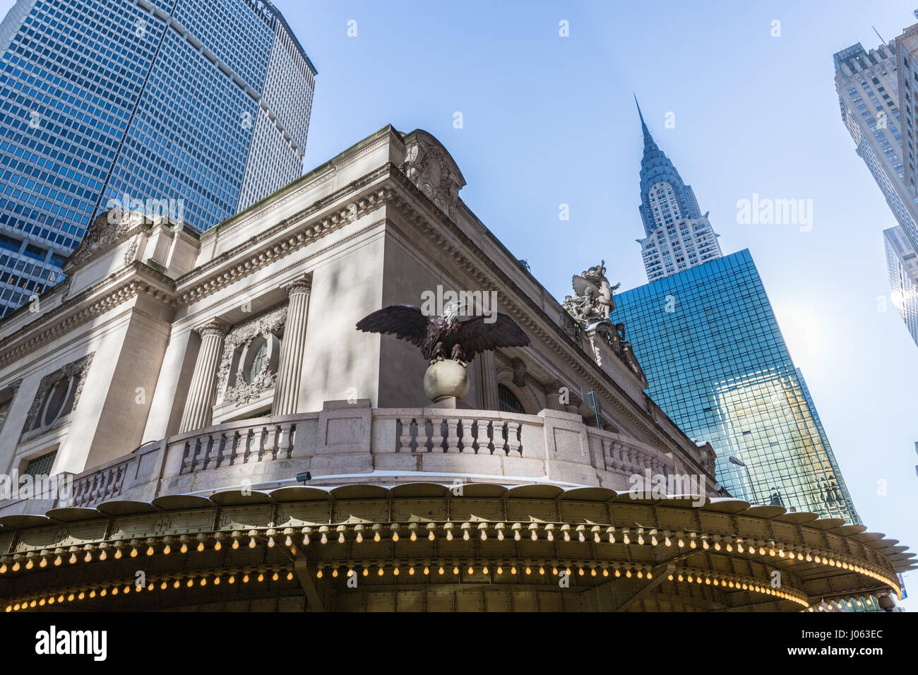 Porche et toit extérieur montrant un aigle sur un globe terrestre au-dessus de Grand central Terminal Banque D'Images