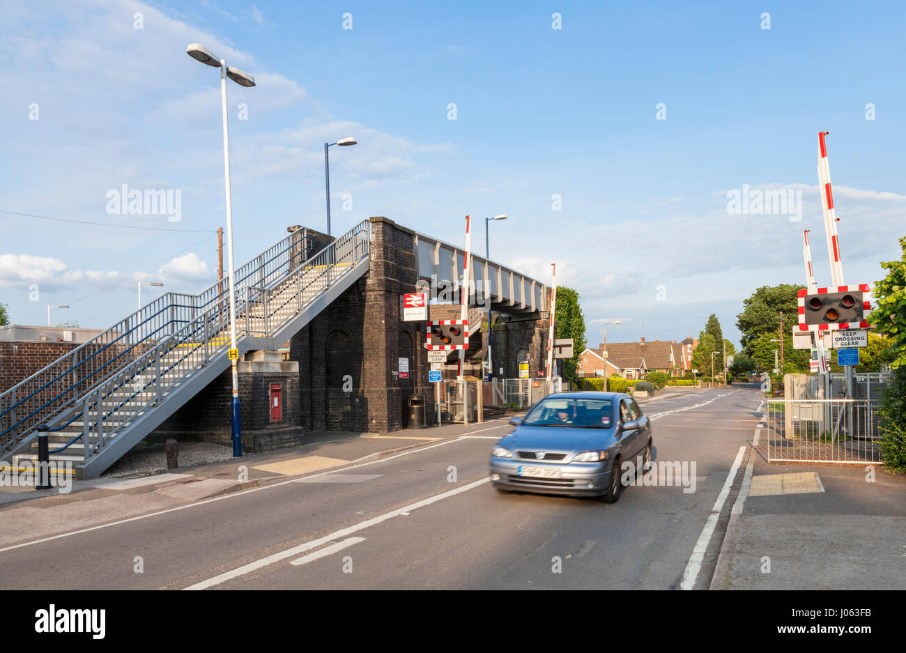 Location d'une conduite sur un passage à niveau avec les obstacles levés, Attenborough Gare, Lancashire, England, UK Banque D'Images