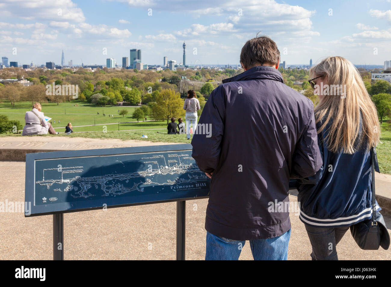 Point d'observation. Personnes regardant la ville de Londres de Primrose Hill, London, England, UK Banque D'Images