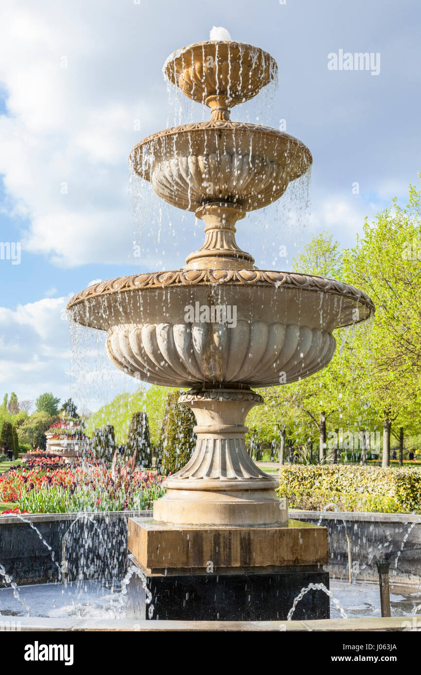 Fontaine dans les jardins de l'Avenue at Regents Park, London, England, UK Banque D'Images