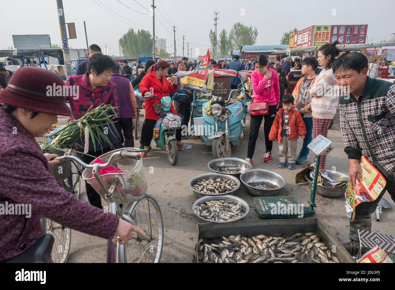 Dans un marché du comté de Xiong, l'un des trois comtés de la rédaction d'Xiongan nouveau domaine dans la province de Hebei, Chine, le 09 avril, 2017. Banque D'Images