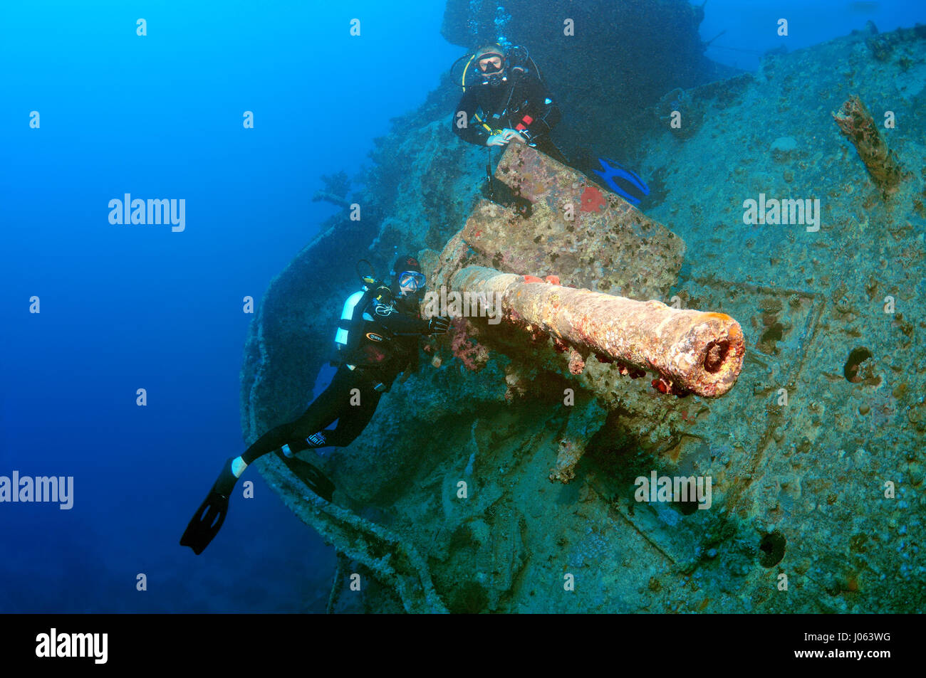 L Inspection Des Plongeurs Un Canon Anti Aerien Des Photos Sous L Etrange Spectacle A L Interieur De L Epave L Epave Du Navire De Guerre Britannique Deux Ss Thistlegorm A L Occasion Du Soixante Cinquieme Anniversaire De Son Naufrage
