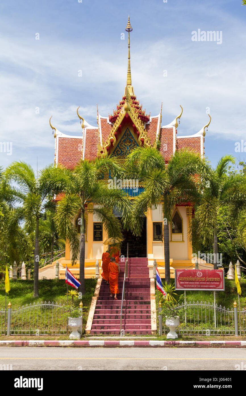 Monks walking up étapes sur le chemin de la prière dans l'Wat Prathong, Phuket, Thailand Banque D'Images