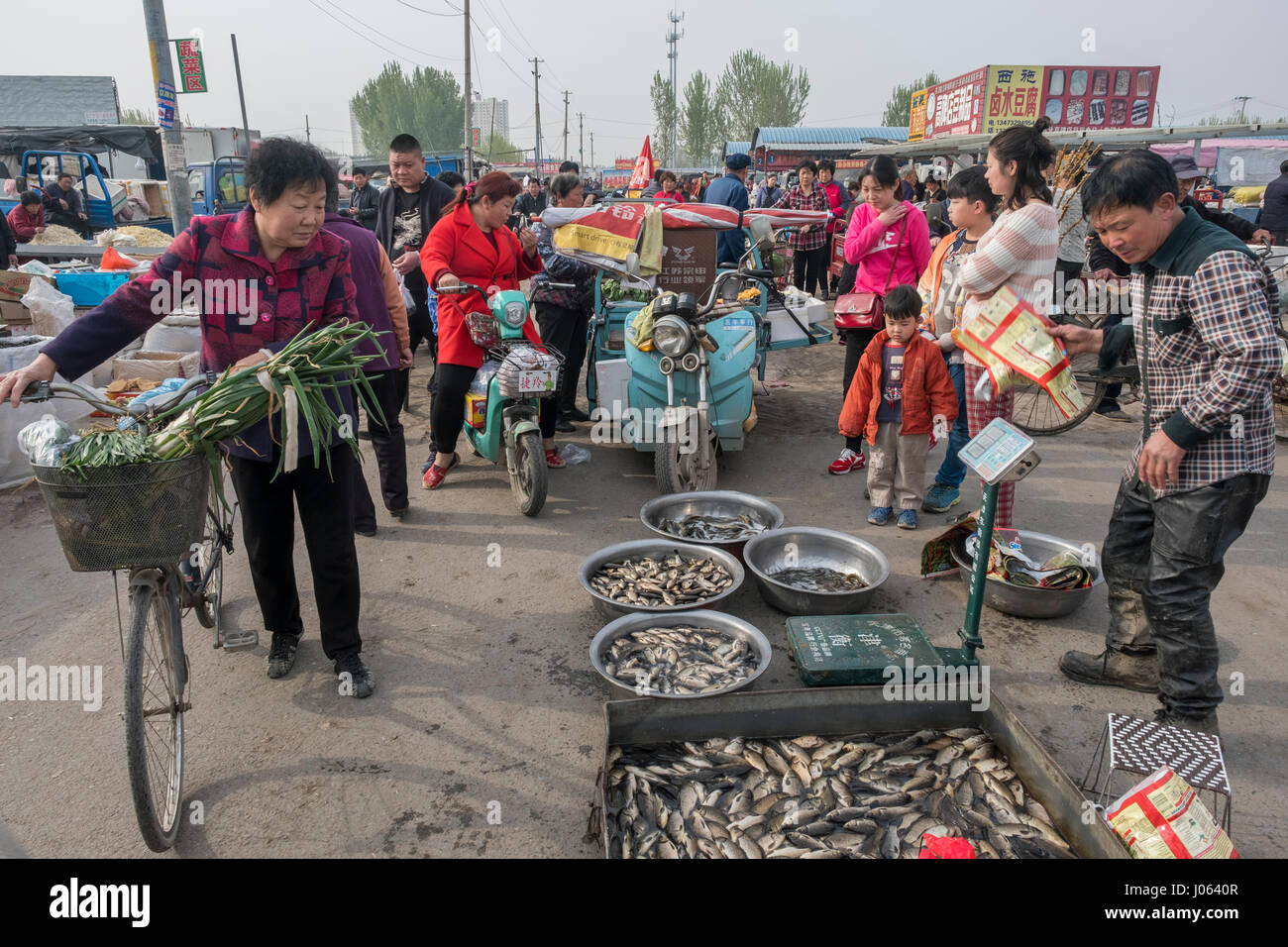 Dans un marché du comté de Xiong, l'un des trois comtés de la rédaction d'Xiongan nouveau domaine dans la province de Hebei, Chine, le 09 avril, 2017. Banque D'Images