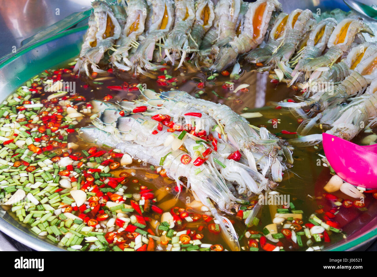 Les crevettes dans la sauce chili street food, Bangkok, Thaïlande Banque D'Images