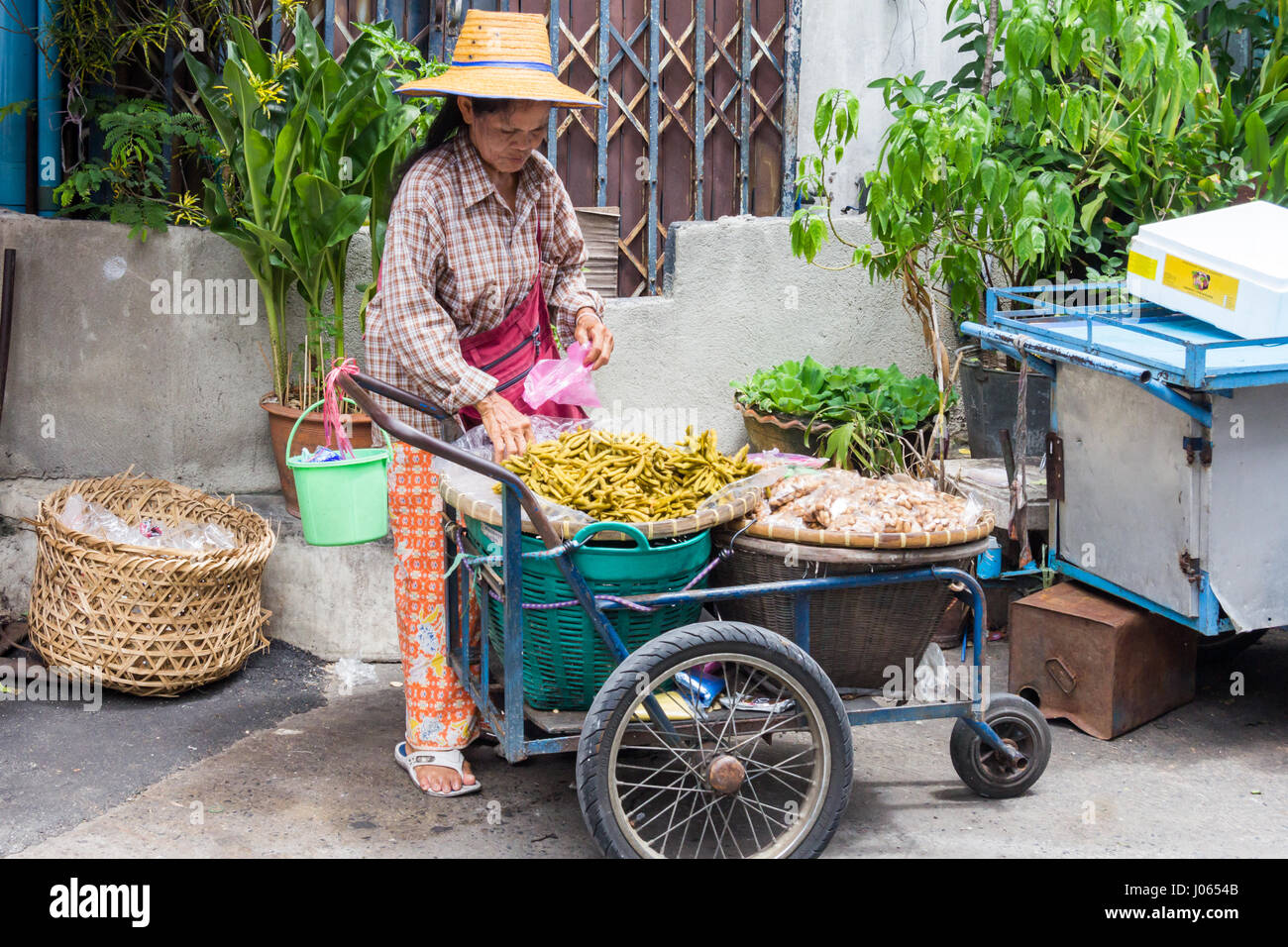 Femme street food vendor Chinatown, Bangkok, Thaïlande Banque D'Images