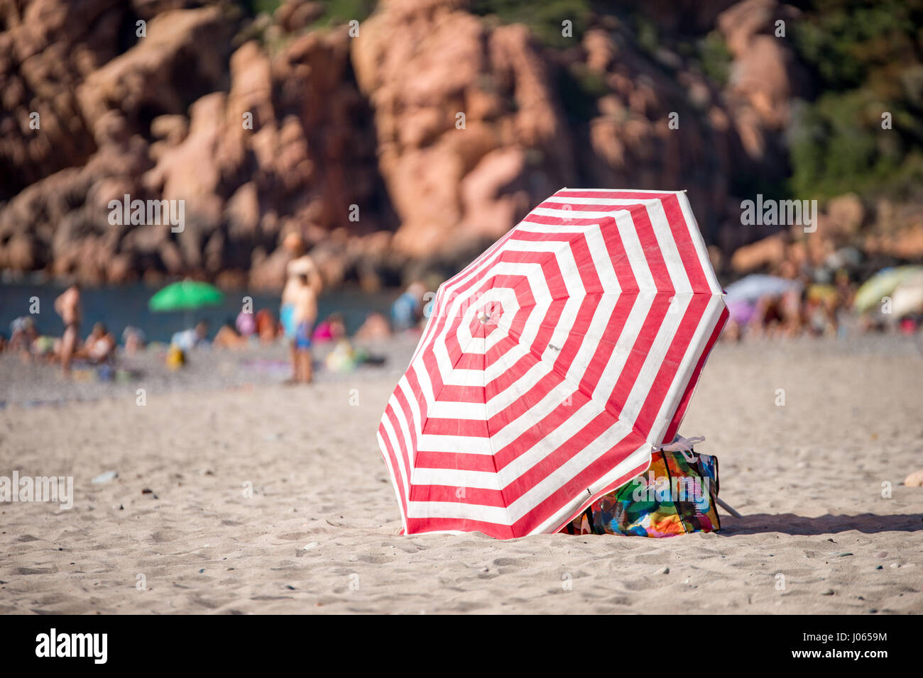 Un parasol dans le sable d'une belle plage. Banque D'Images