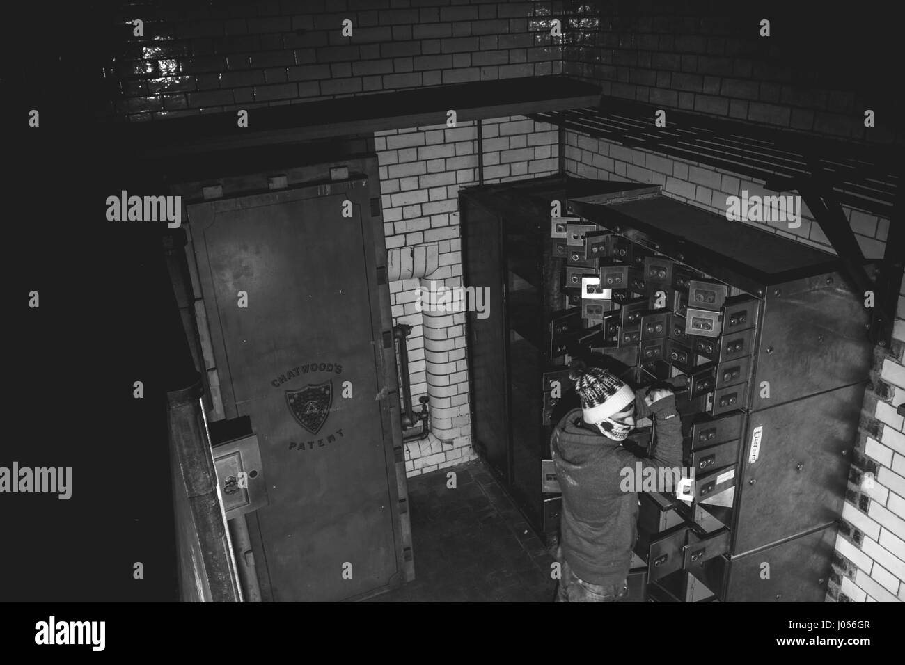 BELFAST, Royaume-Uni : EERIE images ont révélé la pourriture reste d'une banque prospère au coeur d'un British high street où un chef rebelle irlandais était une fois condamné à mort. Les troublantes se présenter à la banque de 10 pieds de la haute voûte ainsi que des lignes d'un coffre-fort et d'un homme fouiller dans eux. D'autres photos montrent des affiches du début du xxe siècle, défendre les droits des femmes de voter et d'un masque de Guy Fawkes suspendus et poussiéreuse, journal de bord, tous les laissés pour compte depuis le lieu est abandonné en 2000. Les superbes images ont été prises à une banque du Nord dans le centre-ville de Belfast par ph Banque D'Images