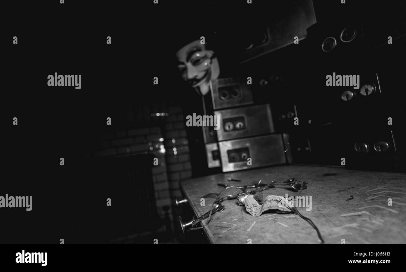 BELFAST, Royaume-Uni : EERIE images ont révélé la pourriture reste d'une banque prospère au coeur d'un British high street où un chef rebelle irlandais était une fois condamné à mort. Les troublantes se présenter à la banque de 10 pieds de la haute voûte ainsi que des lignes d'un coffre-fort et d'un homme fouiller dans eux. D'autres photos montrent des affiches du début du xxe siècle, défendre les droits des femmes de voter et d'un masque de Guy Fawkes suspendus et poussiéreuse, journal de bord, tous les laissés pour compte depuis le lieu est abandonné en 2000. Les superbes images ont été prises à une banque du Nord dans le centre-ville de Belfast par ph Banque D'Images