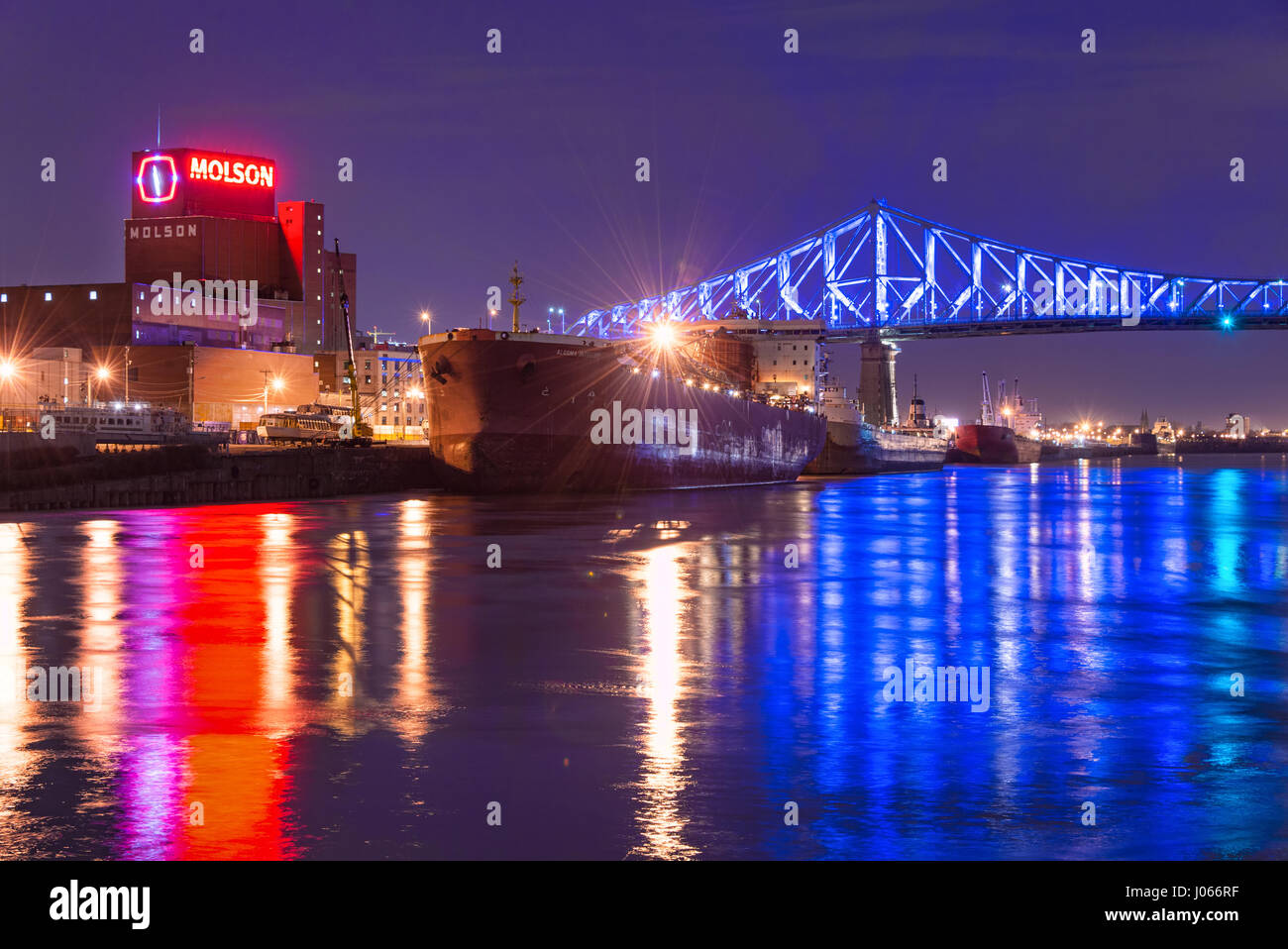 Montréal, Canada - 9 Avril 2017 : Le Pont Jacques-Cartier teste son nouveau système d'éclairage créé par Moment Factory avant le lancement officiel le 17 mai. Banque D'Images