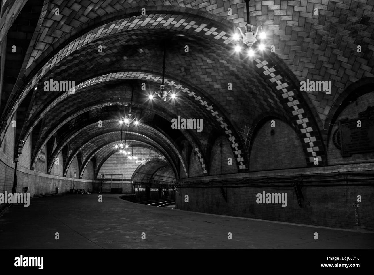 New York, USA : peer à l'intérieur de la station de métro Hôtel de Ville forbbiden qui se trouve sous le cœur de la Big Apple et inspiré d'une scène de J K Rowling 2016 blockbuster hit box-office Animaux Fantastiques. Les images montrent un magnifique carrelage vert et jaune de la station de métro de belles voûtes et de lustres qui vous transporteront dans le temps pour les années 1920 et se trouve maintenant juste sous les pieds de milliers de personnes qui visitent le parc de l'Hôtel de Ville. Ces incroyables photos ont été capturées par un explorateur urbain connu seulement sous le nom de Mad Dawg dans l'Hôtel de ville de Métro à faible Banque D'Images