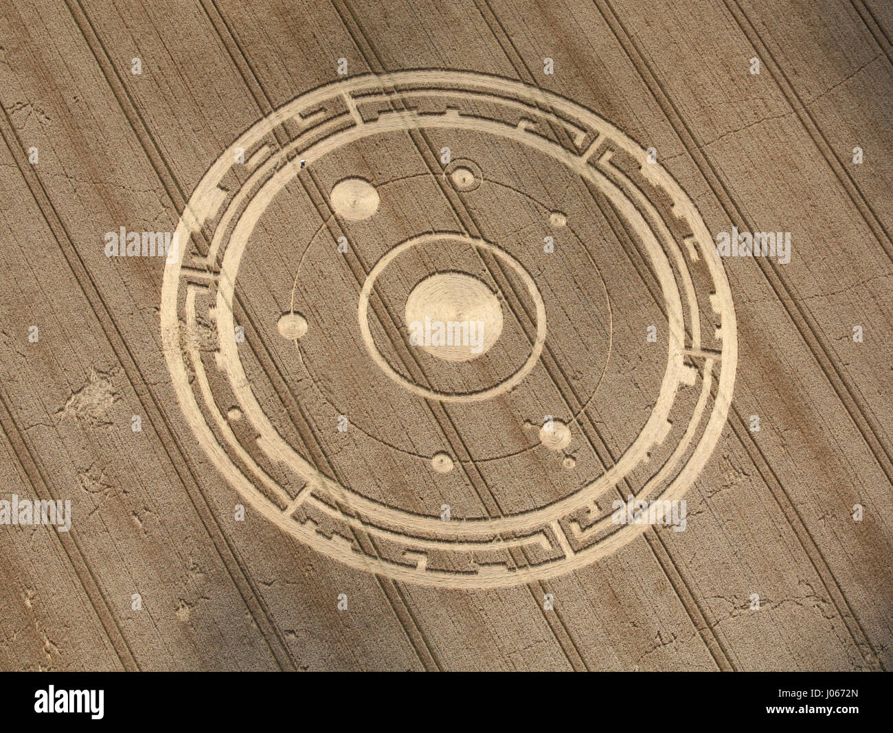 Chipping Norton, Oxfordhire, UK : un crop circle les revendications chercheur phénomène mystérieux est un soulagement temporaire pour les personnes souffrant de maladies de Parkinson. Dans une histoire similaire à l'Oscar du meilleur film fantastique 1985 Cocoon, où les personnes âgées ont les signes de vieillesse renversée par des êtres d'un autre monde, certains des chercheurs britanniques affirment maintenant les cercles de récolte pourrait avoir un effet similaire dans la réalité. Vingt-cinq ans d'étude par le chercheur scientifique Lucy Pringle, du Hampshire a révélé les effets bénéfiques de l'étant à l'intérieur d'un crop circle pour les patients atteints de la maladie de Parkinson. Les personnes souffrant de la maladie Banque D'Images