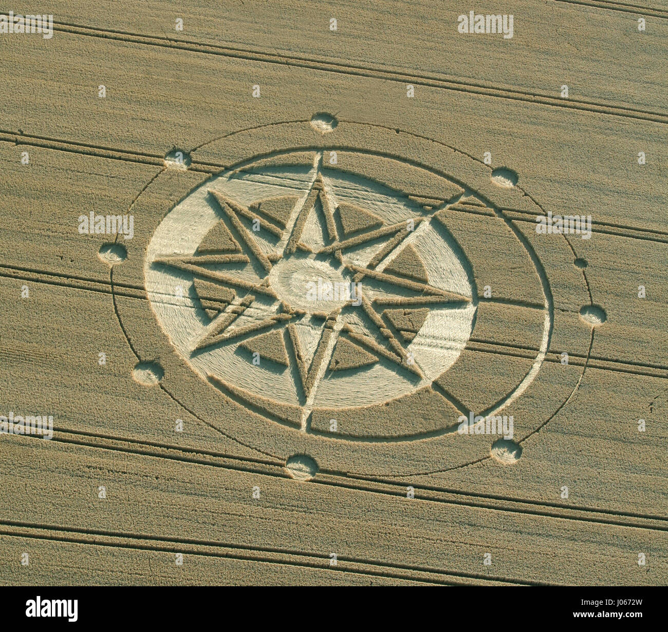 Chipping Norton, Oxfordhire, UK : un crop circle les revendications chercheur phénomène mystérieux est un soulagement temporaire pour les personnes souffrant de maladies de Parkinson. Dans une histoire similaire à l'Oscar du meilleur film fantastique 1985 Cocoon, où les personnes âgées ont les signes de vieillesse renversée par des êtres d'un autre monde, certains des chercheurs britanniques affirment maintenant les cercles de récolte pourrait avoir un effet similaire dans la réalité. Vingt-cinq ans d'étude par le chercheur scientifique Lucy Pringle, du Hampshire a révélé les effets bénéfiques de l'étant à l'intérieur d'un crop circle pour les patients atteints de la maladie de Parkinson. Les personnes souffrant de la maladie Banque D'Images