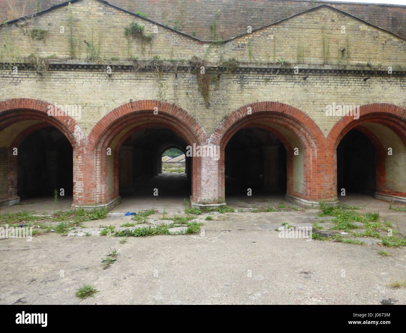 Des images époustouflantes de la métro victorien perdu maintenant utilisé comme un dernier WW2 abri montrer tout ce qu'il reste du monde célèbre Crystal Palace qui spectaculairement en cendres. Les photos montrent une beauté envoûtante l'élégant et crème rouge brique en mosaïque sur le plafond de la métro et les piliers qui la maintiennent en place. D'autres plans montrent l'entrée fermée et sale comme suit. Les images spectaculaires ont été prises par un technicien de diffusion, Tim Matthews (44) de Bollington, Cheshire au Crystal Palace, Londres métro. De prendre les images, Tim a utilisé une Panasonc Lumix FZ45 ca Banque D'Images