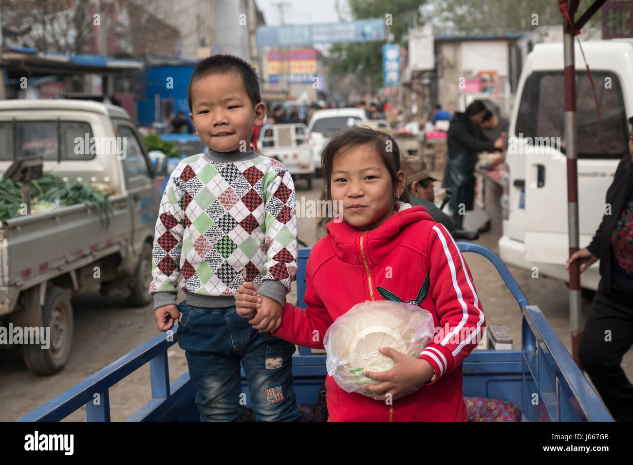 Wang Feng (7 ans, fille) et son jeune frère Wang Zeyi (4 ans), dans la région de Xiong County, Hebei, Chine Banque D'Images