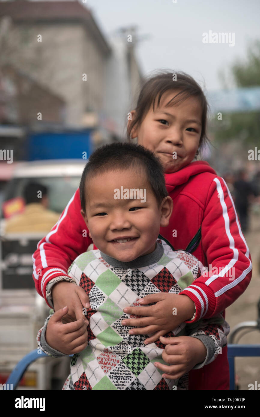 Wang Feng (7 ans, fille) et son jeune frère Wang Zeyi (4 ans), dans la région de Xiong County, Hebei, Chine Banque D'Images