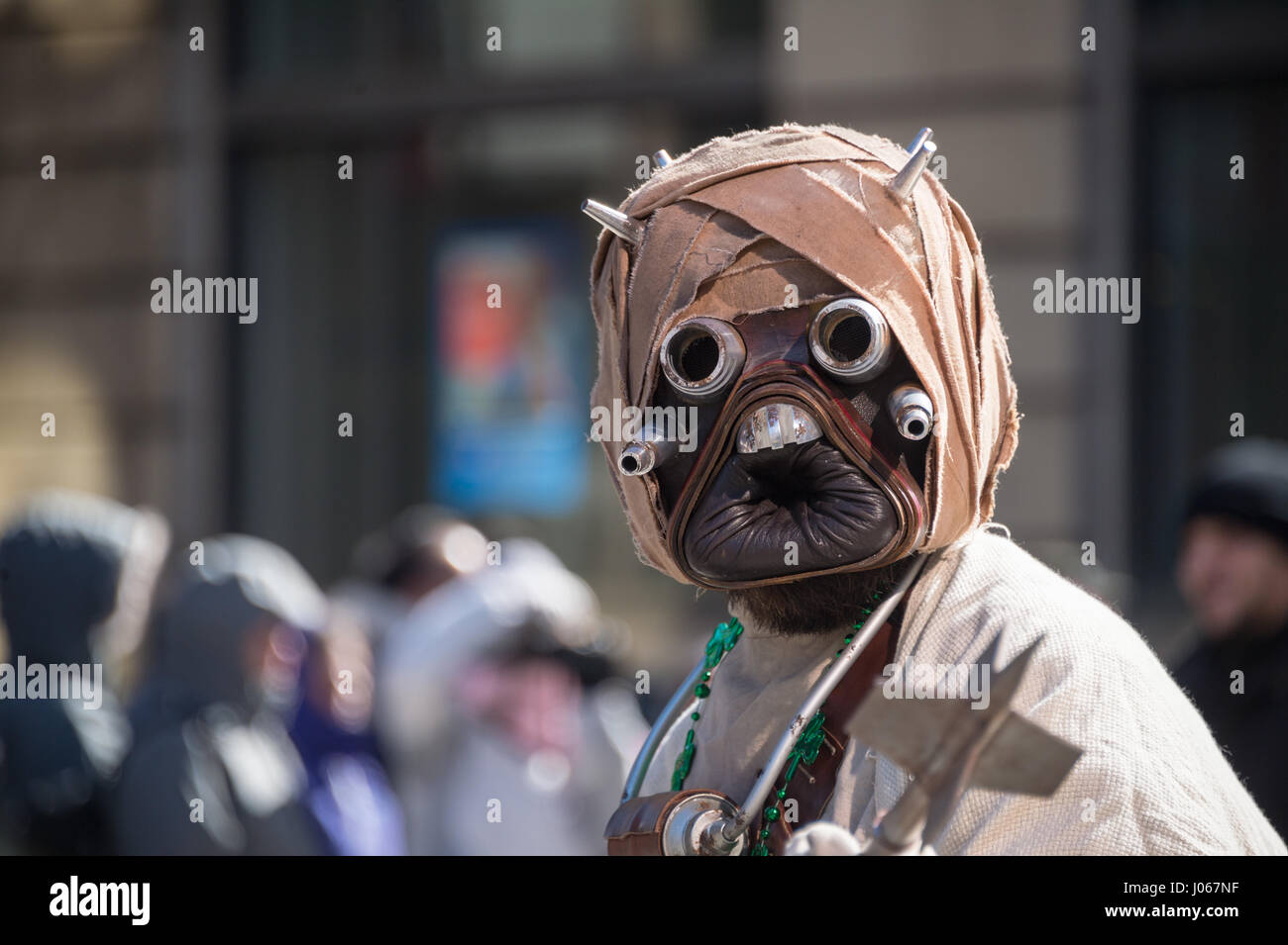 Montréal, Canada - 19 mars 2017 : fan de Star Wars portant un Tusken Raider Saint Patrick costume's parade Banque D'Images