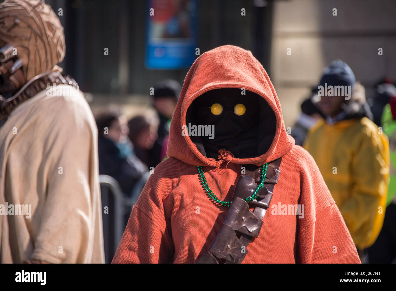 Montréal, Canada - 19 mars 2017 : fan de Star Wars portant un costume de Jawa à St. Patrick's parade Banque D'Images