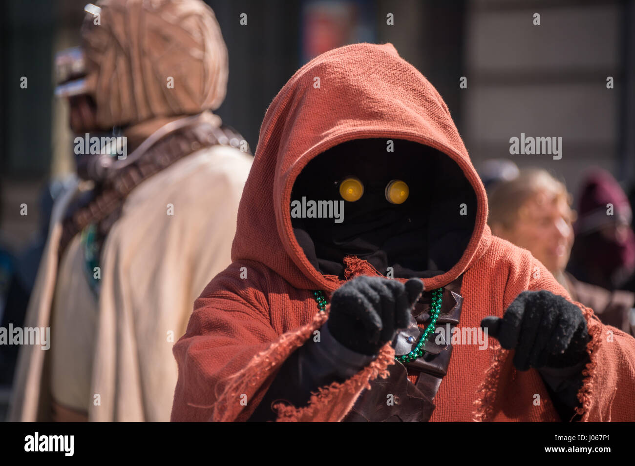 Montréal, Canada - 19 mars 2017 : fan de Star Wars portant un costume de Jawa à St. Patrick's parade Banque D'Images