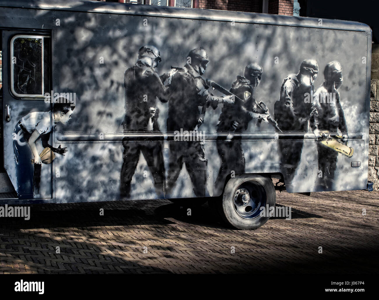 Street art Banksy sur une camionnette à Amsterdam Pays-Bas Banque D'Images