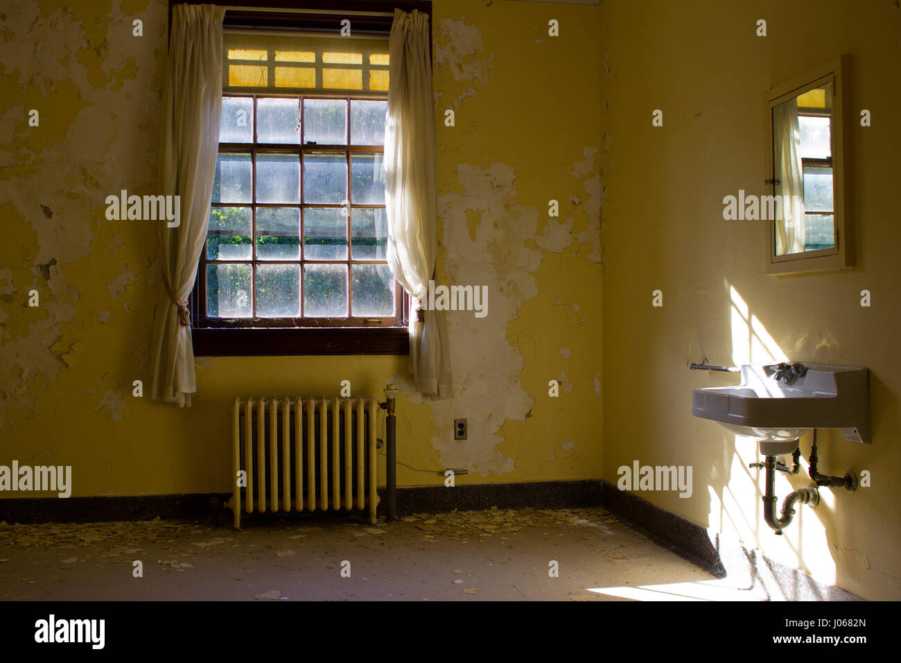 New York, USA : images obsédantes de l'intérieur de l'un des meilleurs endroits pour ghost-chasseurs qui demande à voir une jeune fille vêtue de blanc lumineux regardant par les fenêtres de cette abandonné. L'hôpital psychiatrique est apparu sous un faux nom sur MTV à succès, la peur qui a vu les candidats à passer un week-end à différents endroits hantés dans le pays. Étrange ces photographies ont été prises par l'Explorateur urbain a appelé Thomas Scavello (27) à l'Hôpital d'état de Fairfield Hills à Newtown, Connecticut. Mediadrumworld.com / Scavello Thomas Drew Banque D'Images