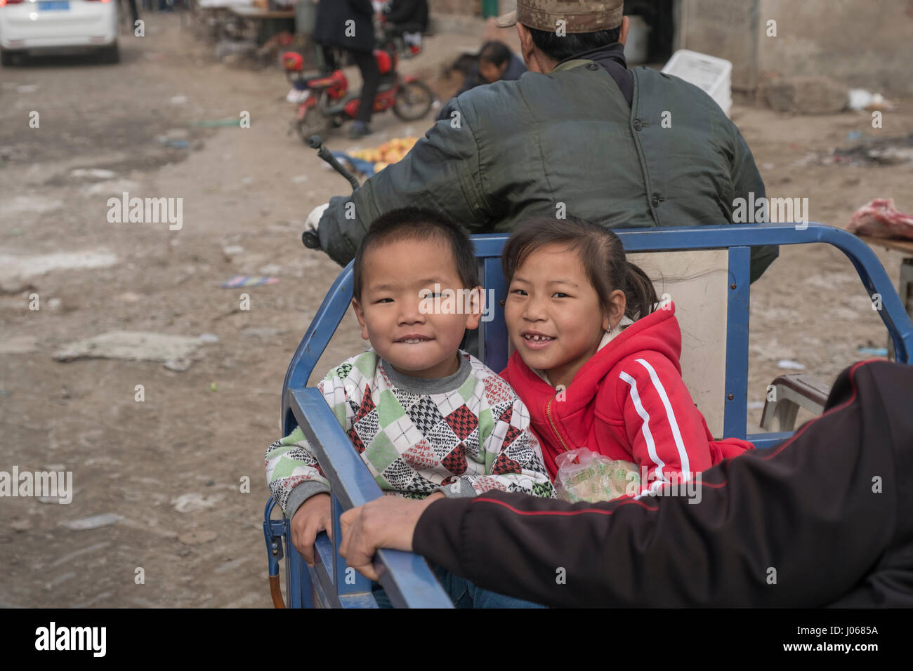 Wang Feng (7 ans, fille) et son jeune frère Wang Zeyi (4 ans), dans la région de Xiong County, Hebei, Chine Banque D'Images