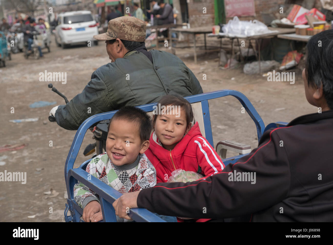 Wang Feng (7 ans, fille) et son jeune frère Wang Zeyi (4 ans), dans la région de Xiong County, Hebei, Chine Banque D'Images