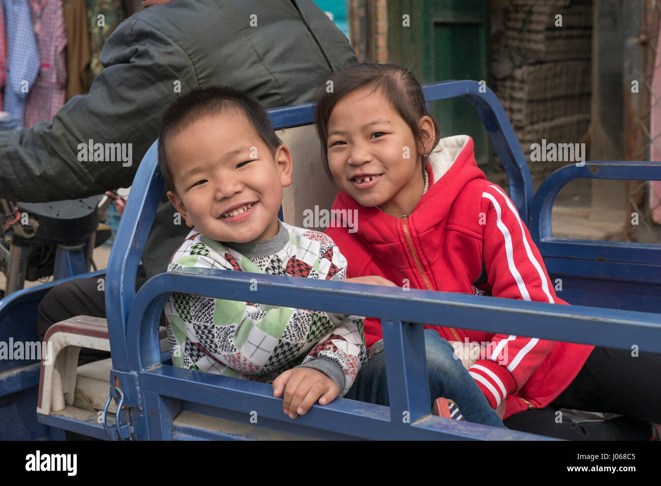 Wang Feng (7 ans, fille) et son jeune frère Wang Zeyi (4 ans), dans la région de Xiong County, Hebei, Chine Banque D'Images